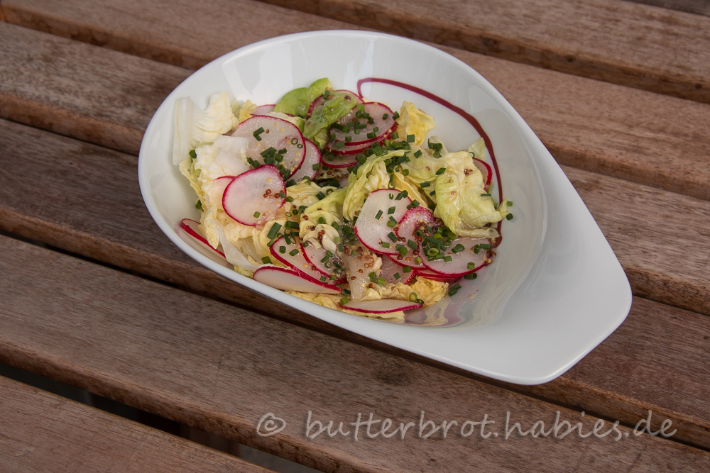 Kopfsalat mit Radieschen und Apfel-Senf-Dressing | Butter &amp; Brot