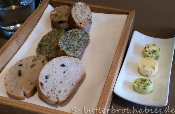 Selbstgebackenes Brot mit Rauke-Bärlauch-Butter sowie Orangen-Nuss-Butter